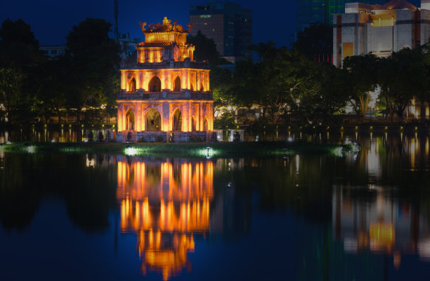 龟塔，越南的象征，在黄昏时期的还剑湖(或剑湖)图片下载