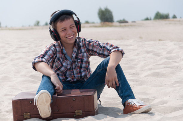 少年在海滩上听音乐图片下载