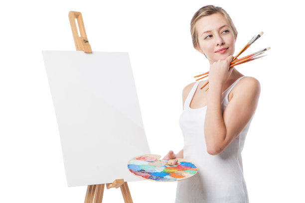 站在画布旁的体贴女孩。图片下载