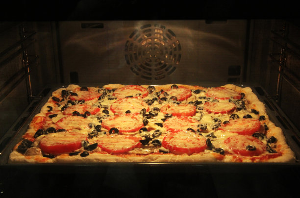 烤箱里有美味的蔬菜方形披萨图片下载