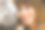 年轻女子正在涂唇彩，特写镜头图片下载