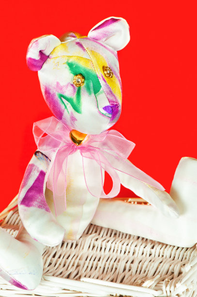 丝绸手工纺织普罗旺斯蒂尔达泰迪熊玩具。图片下载