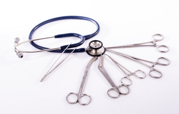 带有剪刀和镊子的听诊器图片下载