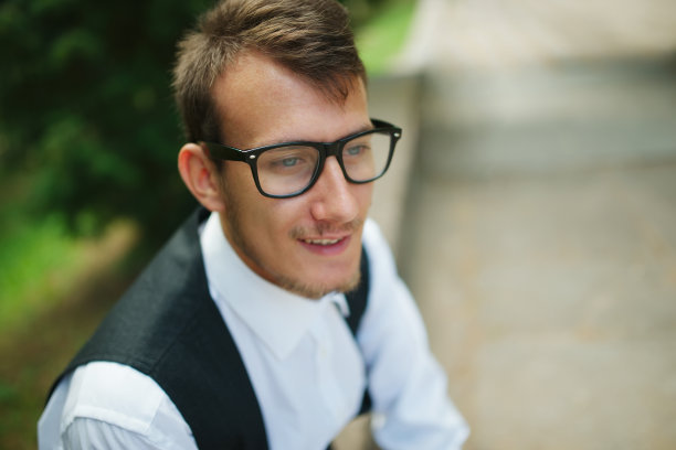 街上有个年轻人图片下载