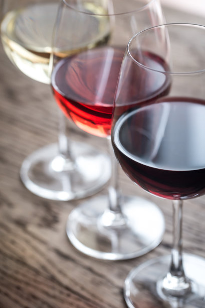一杯红、一杯玫瑰、一杯白葡萄酒素材图片