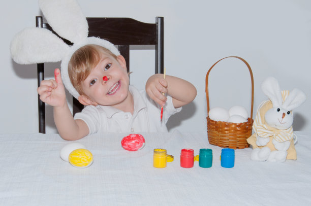 小男孩为复活节画彩蛋图片下载