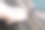 年轻女子腿日光浴在海滩上图片下载