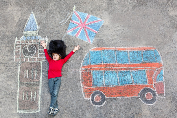 穿着英国士兵制服的小男孩和伦敦粉笔画图片下载