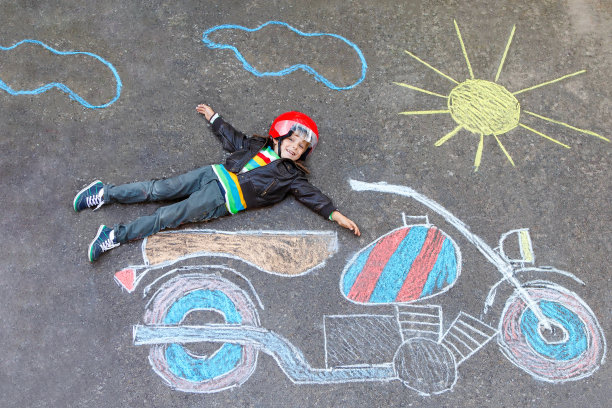 戴头盔的小男孩和摩托车粉笔画图片下载