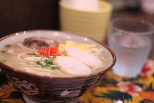 一碗美味的日本冲绳荞麦面图片下载