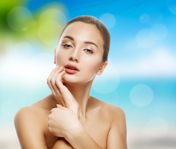 美丽的女孩在一个海洋风景的背景。图片下载