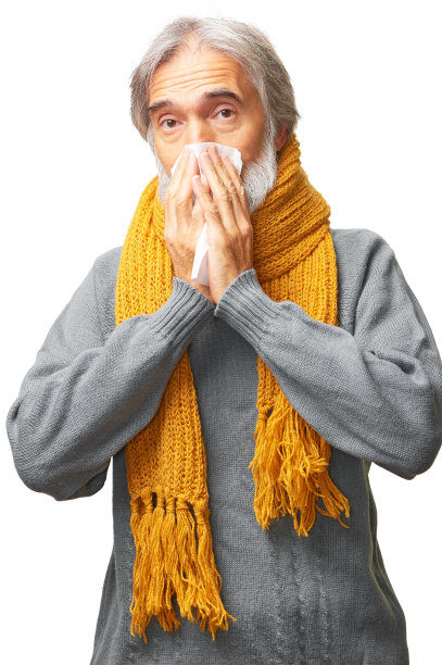 患有过敏，细菌，感冒，吹鼻子的老男人图片下载