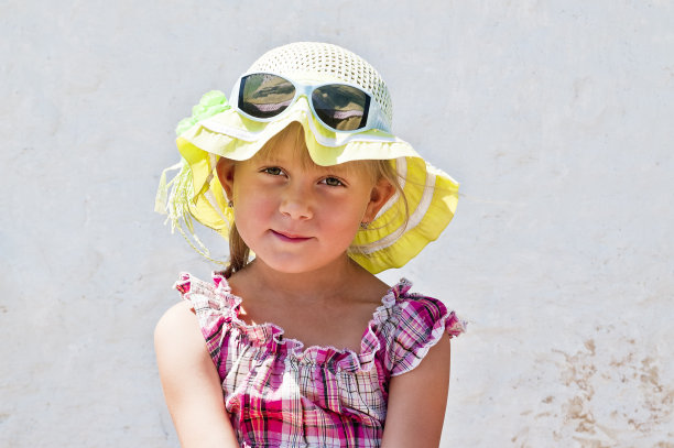 背景墙上有个乡村女孩的画像图片下载