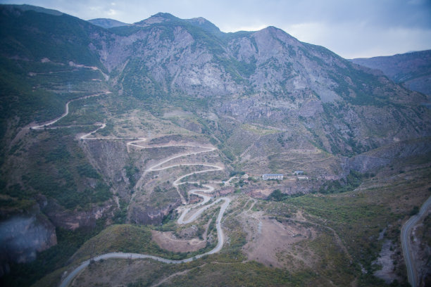 山弯弯曲曲的道路图片下载