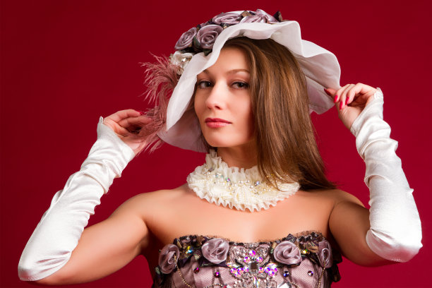 红色背景下戴白帽的女孩图片下载