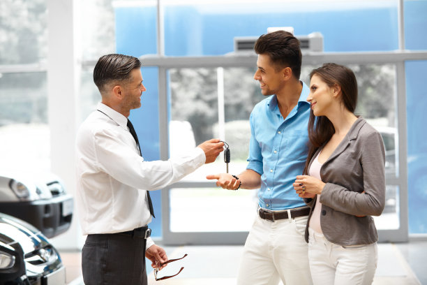 推销员将新车钥匙送给年轻车主图片下载