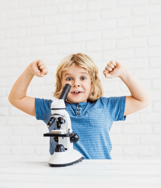 透过显微镜看东西的有趣小孩图片下载