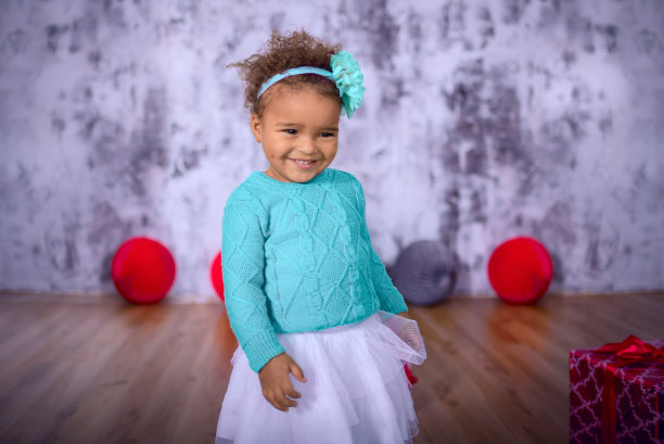 快乐的混血小女孩图片下载