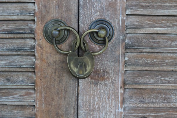 老挂锁特写木材纹理背景图片下载