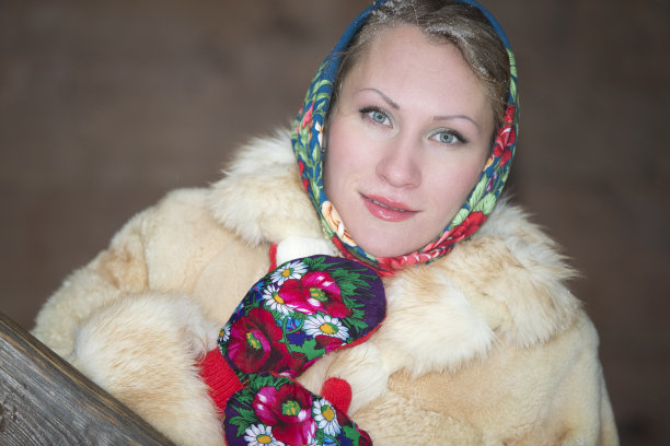 公园里微笑女人的肖像图片下载