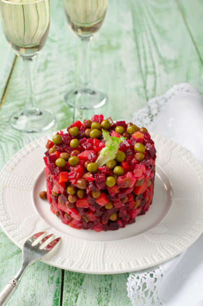 传统的俄罗斯和乌克兰蔬菜沙拉油醋汁图片下载