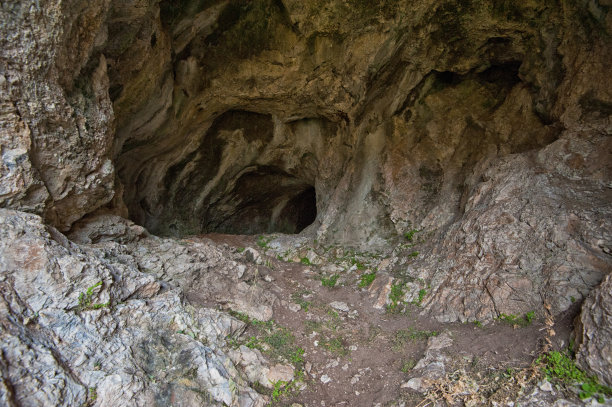 在山洞里图片下载