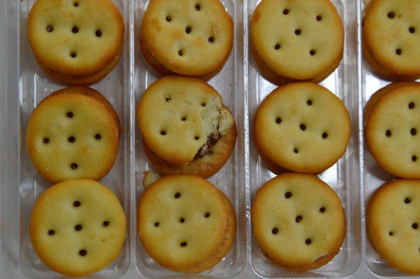 把菠萝夹心饼干放在塑料托盘上图片下载