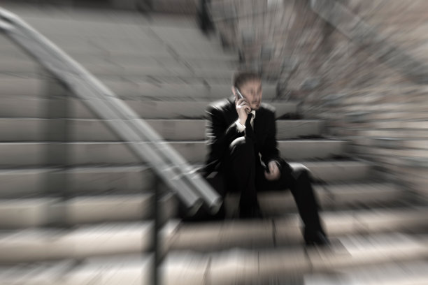 拿着手机的男人图片下载