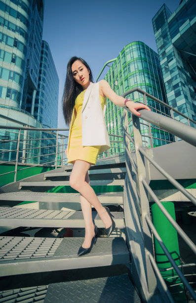 美丽的亚洲女孩模特在白色连衣裙摆造型接近现代图片下载