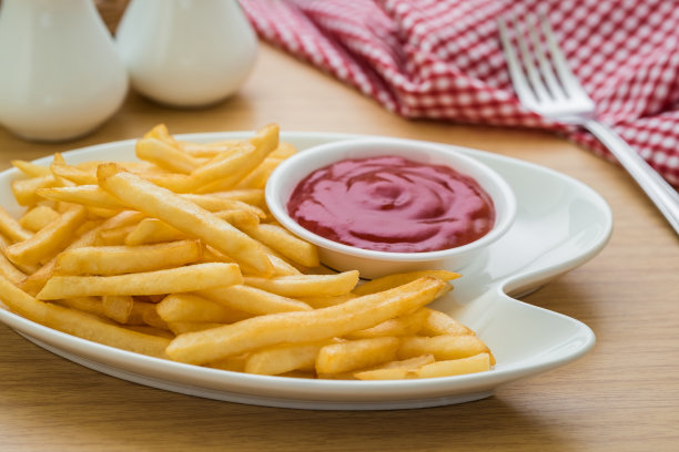 盘子里有番茄酱的炸薯条图片下载