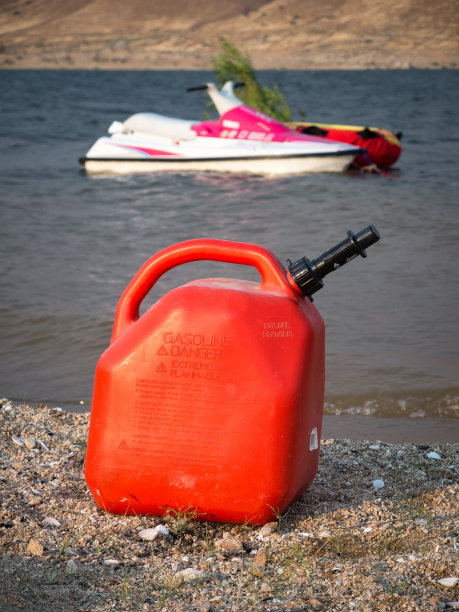 瓦斯罐与水上摩托在背景图片下载