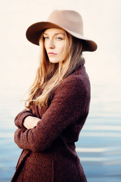 女孩在湖边散步图片下载