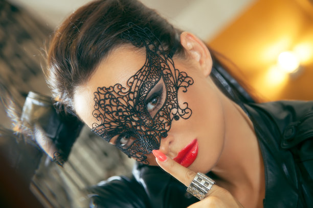 迷人的女人与蕾丝面具图片下载