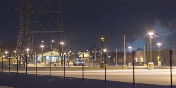 冬夜停车场和犁图片下载