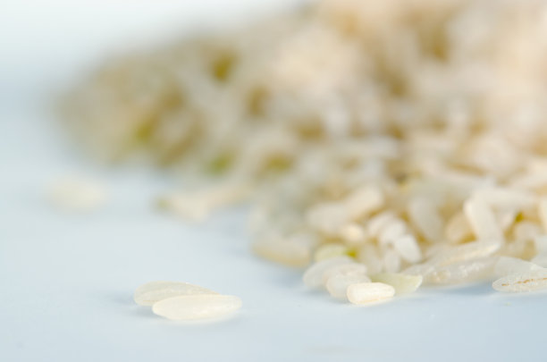 白色背景上孤立的天然水稻堆图片下载