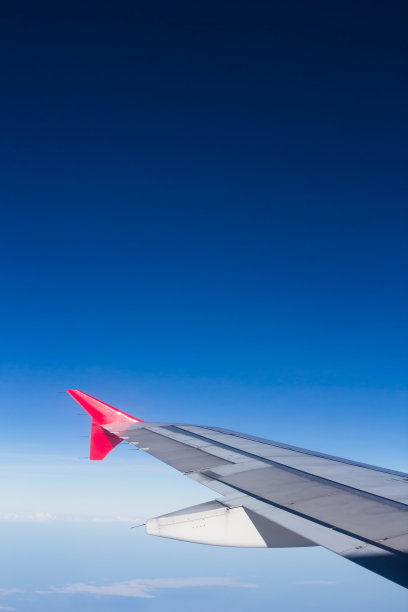 机翼飞机在云层上飞行图片下载