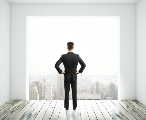 商人在大窗户里看图片下载