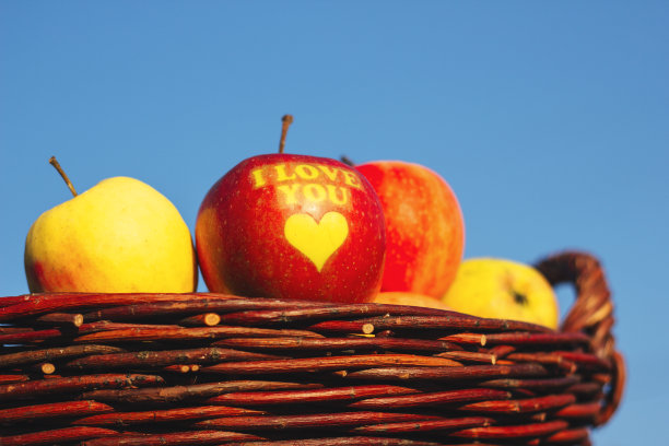 红苹果带着我爱你的文字和心图片下载