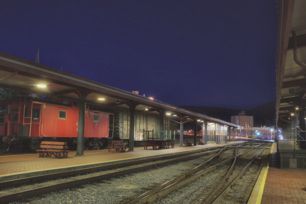 晚上在铁路货运站台上图片下载