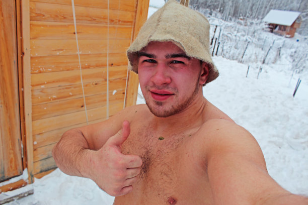 人在澡堂后的冬天图片下载