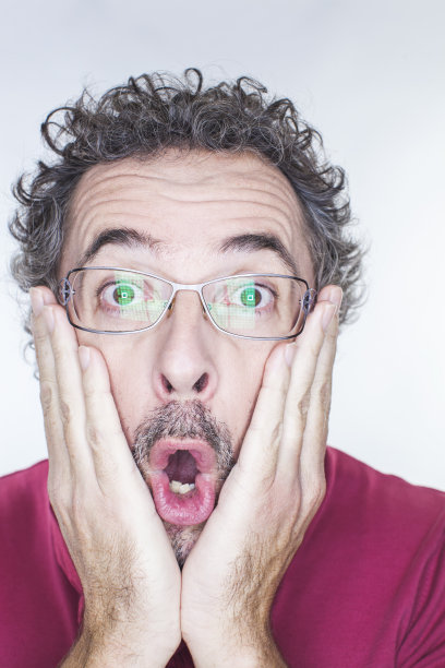 男人们听到令人紧张的消息，下巴都掉下来了图片下载