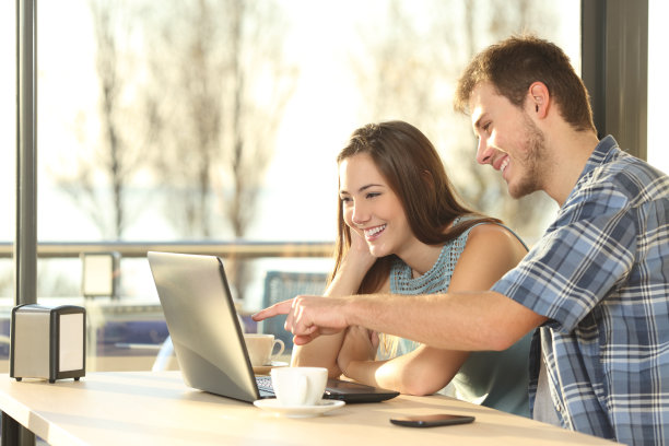 夫妇在笔记本电脑里搜索信息图片下载