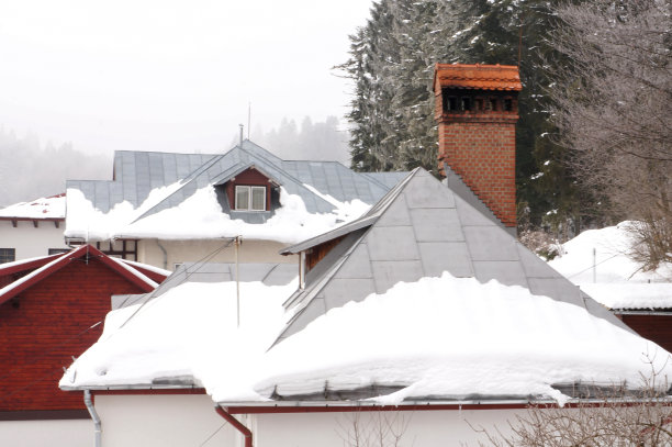 山上的屋顶下着雪图片下载