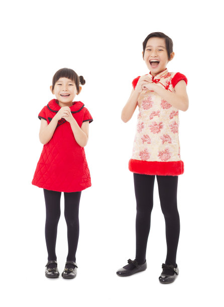 春节快乐。微笑着的小女孩做着祝贺的手势图片下载