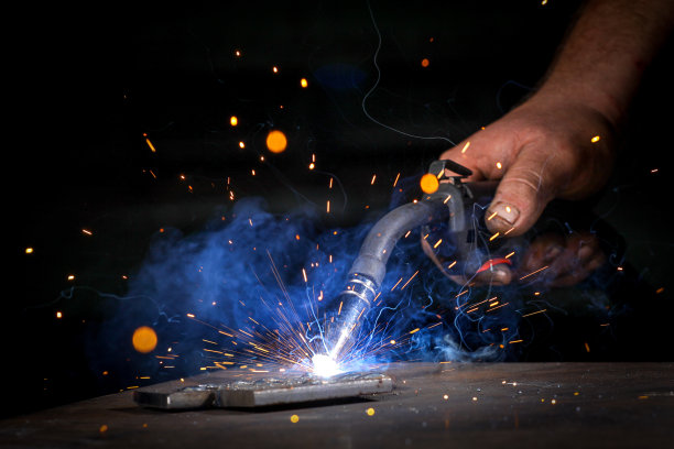 焊接烙铁的工人图片下载