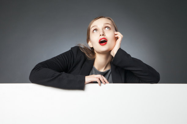 红唇的女人惊讶地抬起头来图片下载