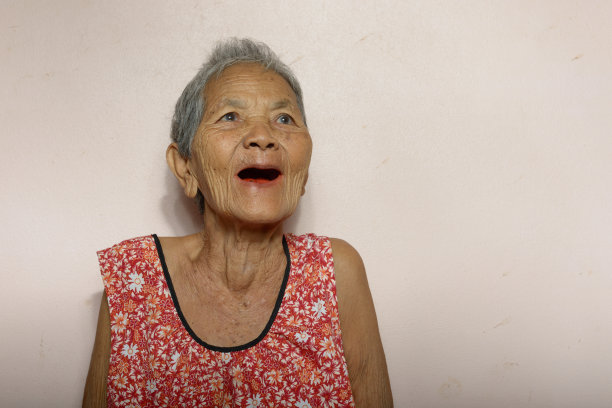 年老的没有牙齿的亚洲女人图片下载