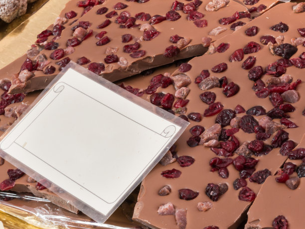 混合浆果的牛奶巧克力块图片下载