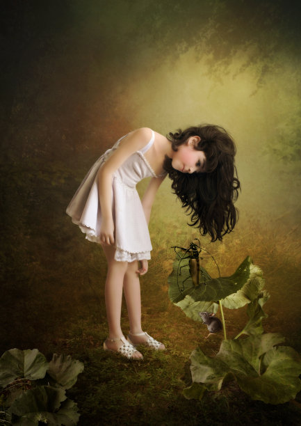 小女孩听得入迷了图片下载