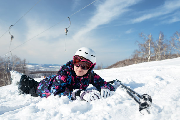 滑雪女孩躺在雪地里图片下载